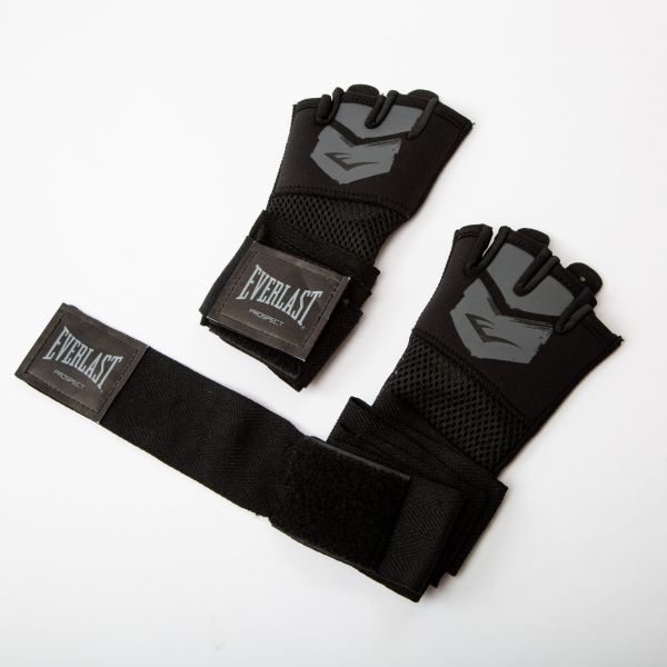 Coppia di sottoguanti da boxe Everlast Prospect Quick Wraps neri con dettagli grigi, caratterizzati dalla struttura slip-on, inserti in rete traspirante sulle dita e fascia di supporto per il polso.