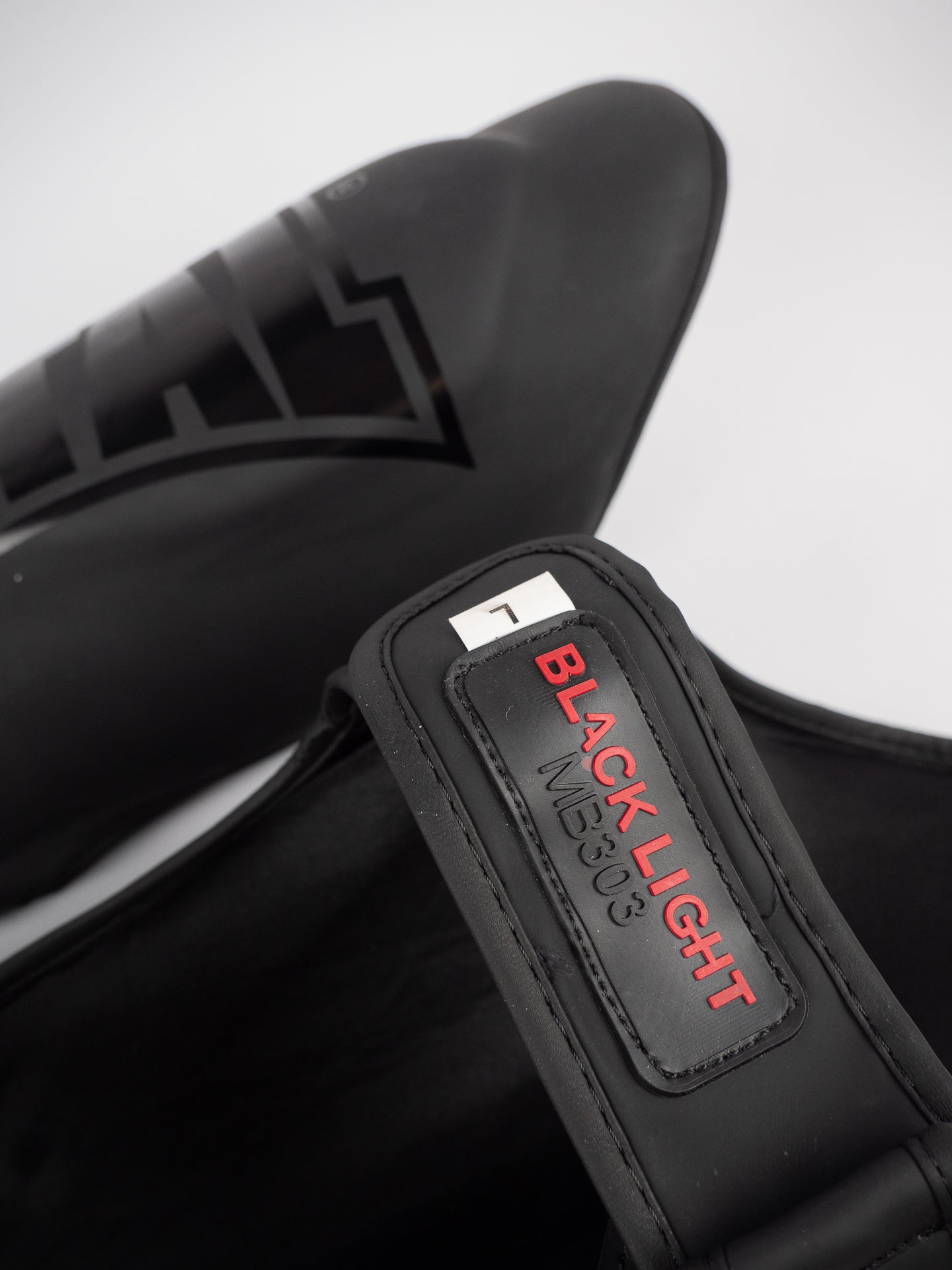 Skinne med fodbeskytter Black Light – Lethed og anatomisk beskyttelse
