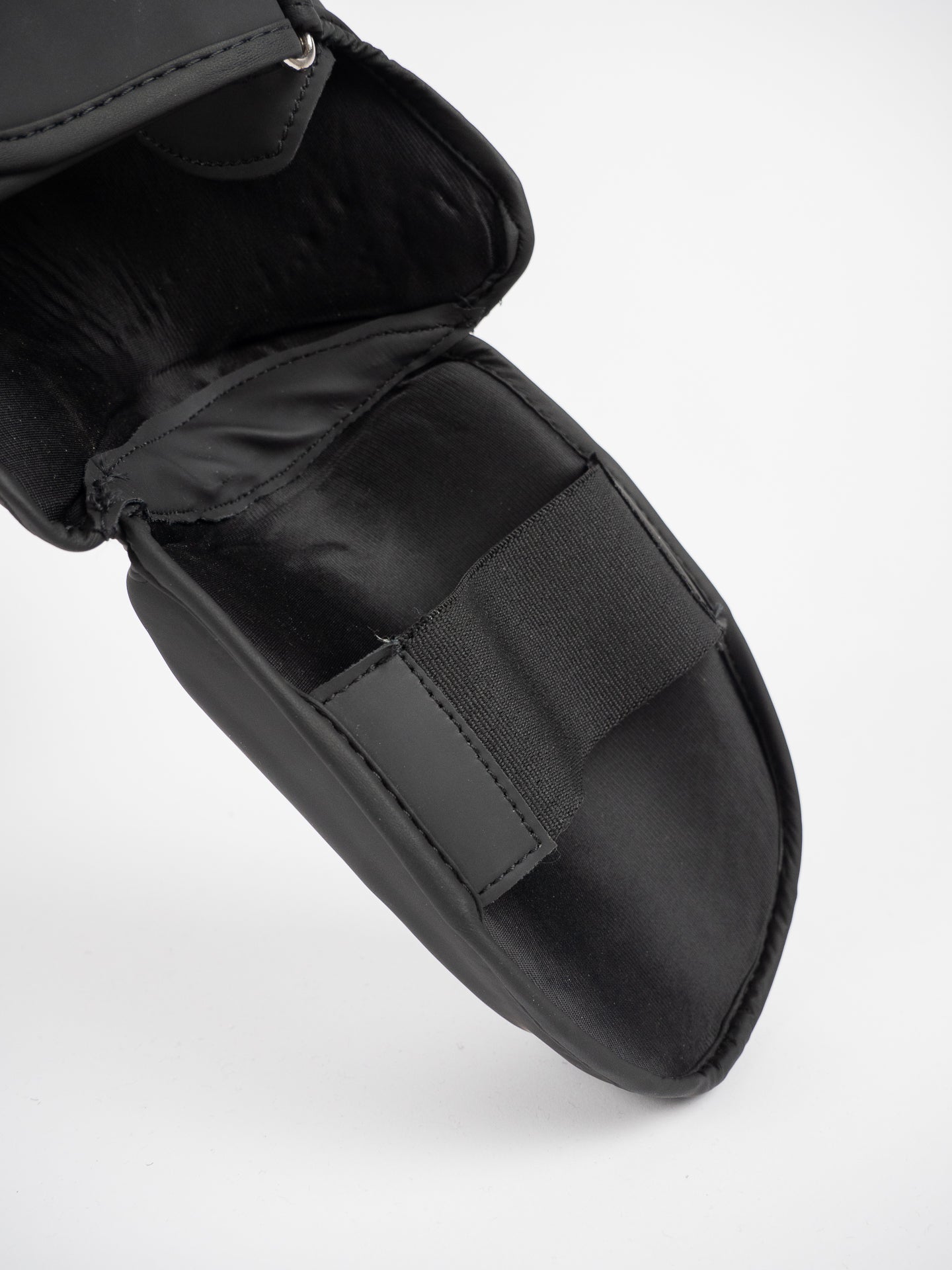 Skinne med fodbeskytter Black Light – Lethed og anatomisk beskyttelse