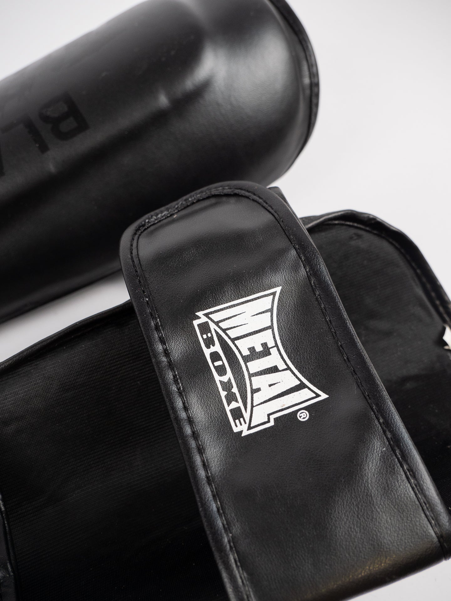 Paratibia Metal Boxe Furious Black – Leggerezza e Protezione