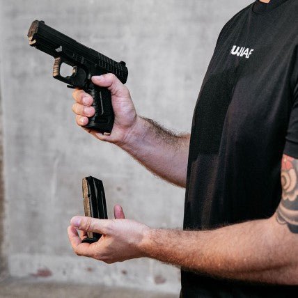 Pistola in Plastica Difesa Personale con Caricatore - Fight Club Store