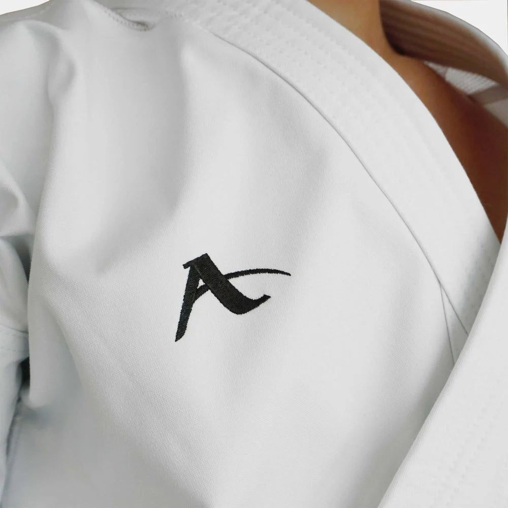 Detail van het witte Arawaza-borduurwerk op de schouders van het Black Diamond-jack