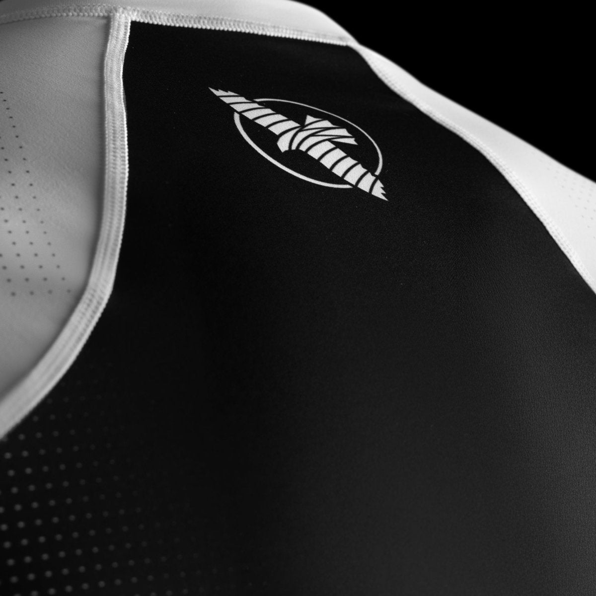 Close do logotipo oficial da Hayabusa impresso no peito do rashguard Pro Rank branco