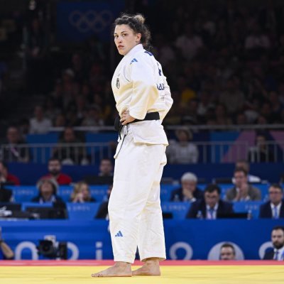 Athlète de l'équipe nationale italienne de judo en action lors d'un combat avec le judogi Adidas J730