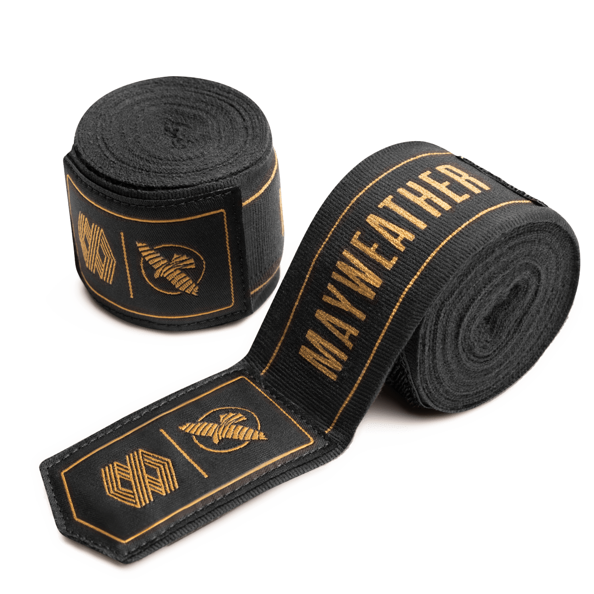 O pereche de bandă elastică de mână Mayweather Hayabusa de 180 inch, neagră, cu logo și inscripții aurii „MAYWEATHER”, rulate în discuri gata de aplicare
