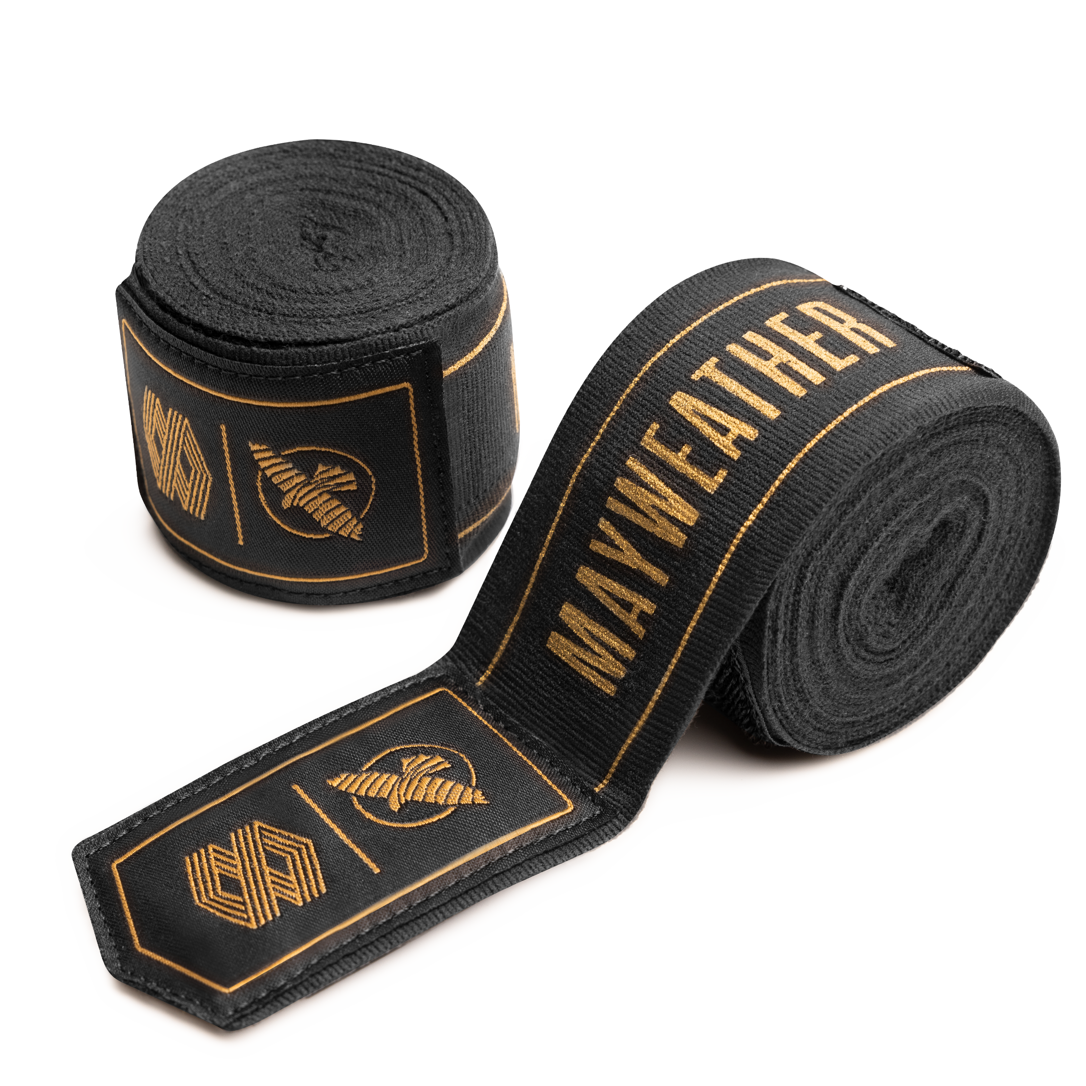 Una coppia di bende per mani elasticizzate Mayweather Hayabusa 180 pollici, di colore nero con logo e scritta 'MAYWEATHER' dorati, arrotolate in dischi pronti per l'applicazione