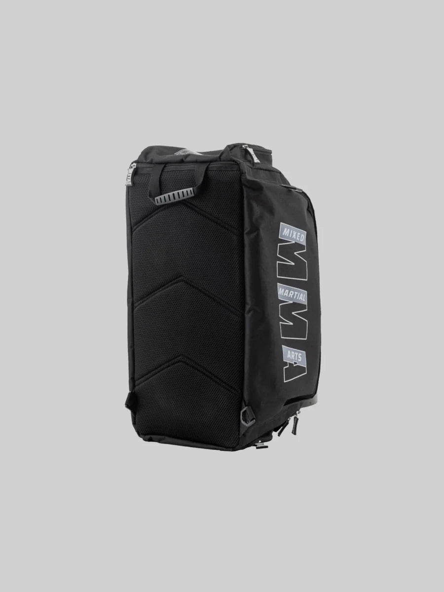 Vista vertical del bolso de MMA Metal Boxing configurado como mochila con tirantes acolchados