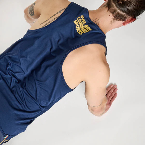 Dettaglio macro della microforatura traspirante nella variante blu della canotta DNA