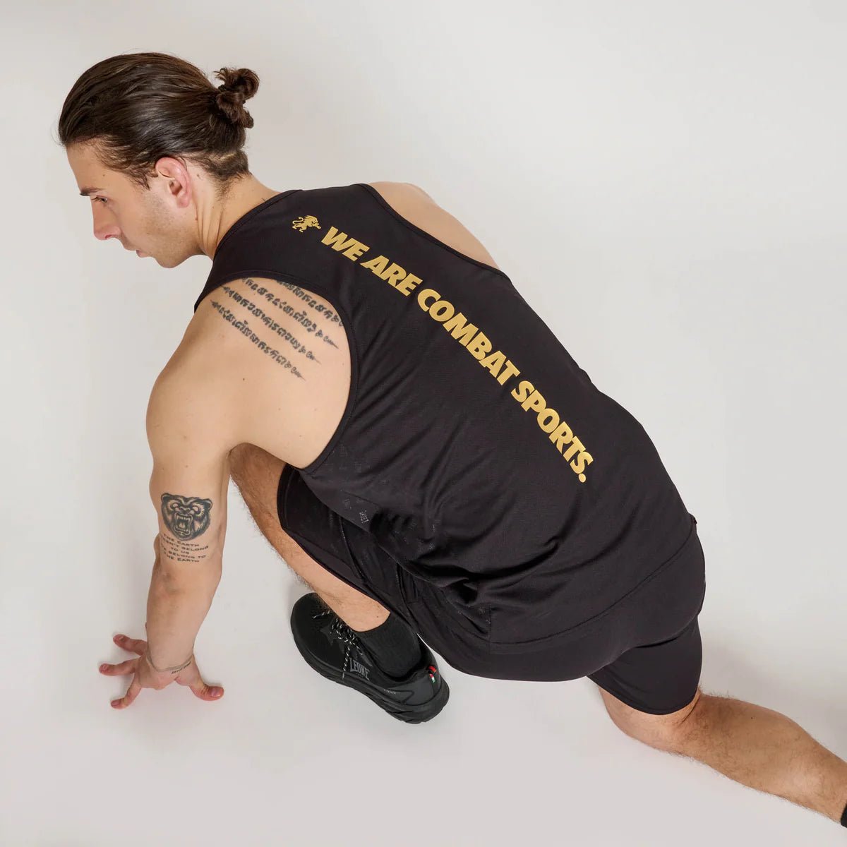 Sportler trägt das schwarze Leone 1947 DNA-Tanktop während einer Boxsession