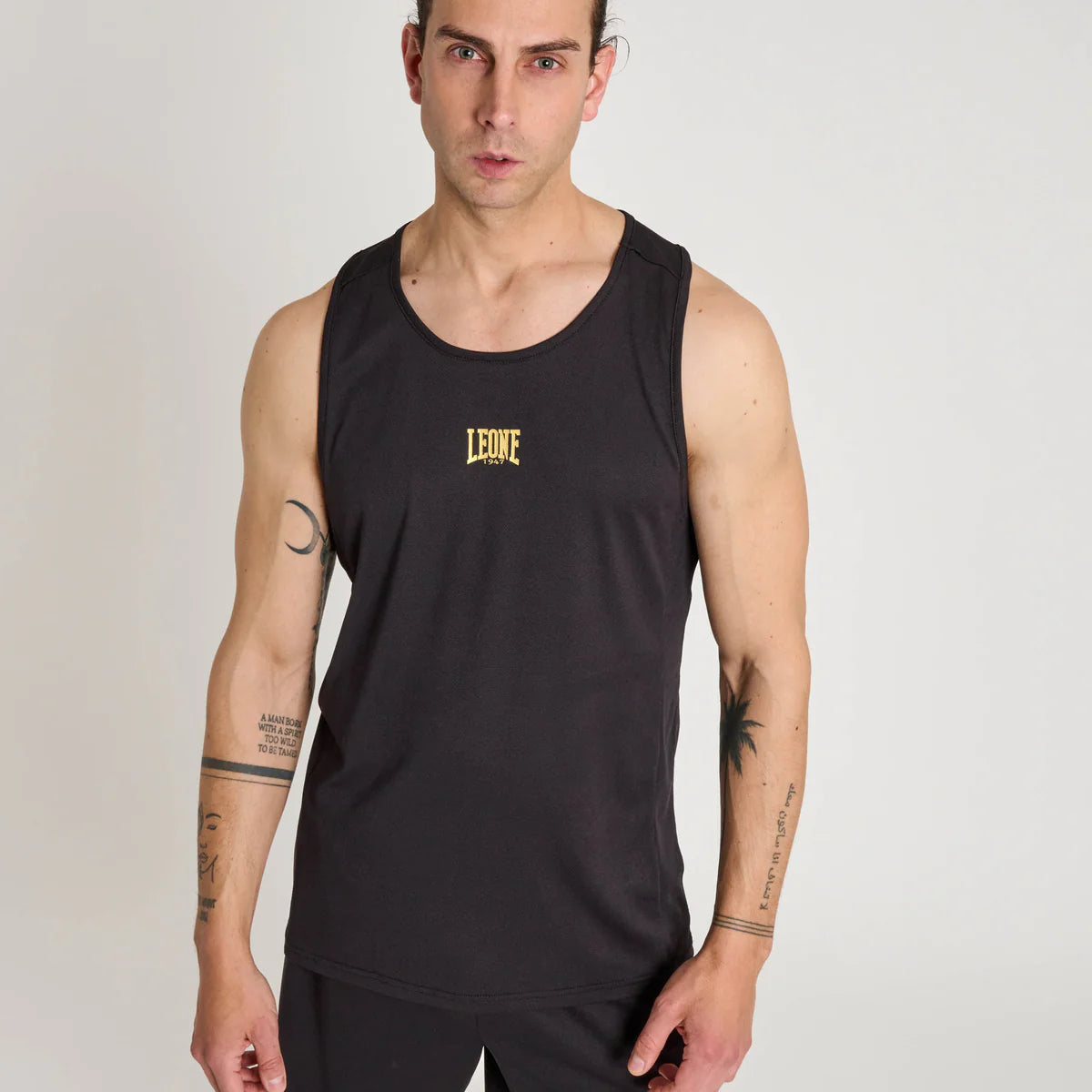 Vista frontale della canotta tecnica Leone 1947 DNA colore nero con logo centrale