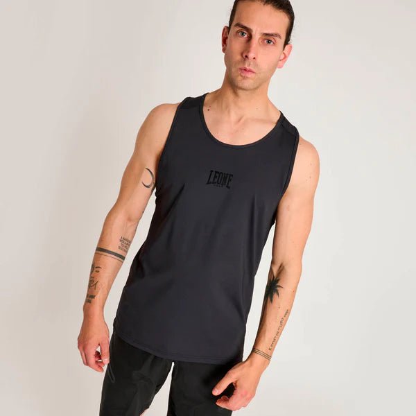 Vooraanzicht van de technische tanktop Leone Black Lion met zwarte siliconen details