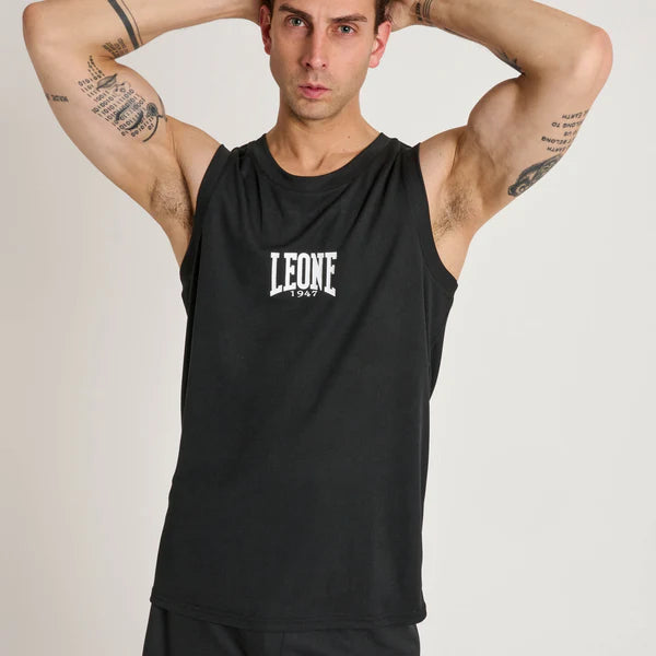 Vista frontale della canotta tecnica nera Leone Stripe 47 con grafica distintiva