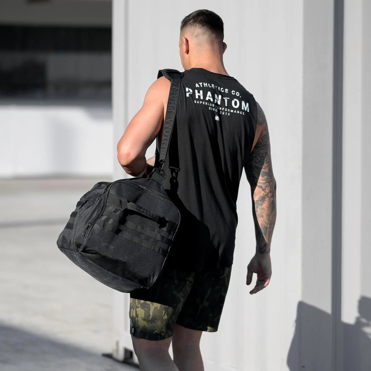 Atleta retrovisor com mochila