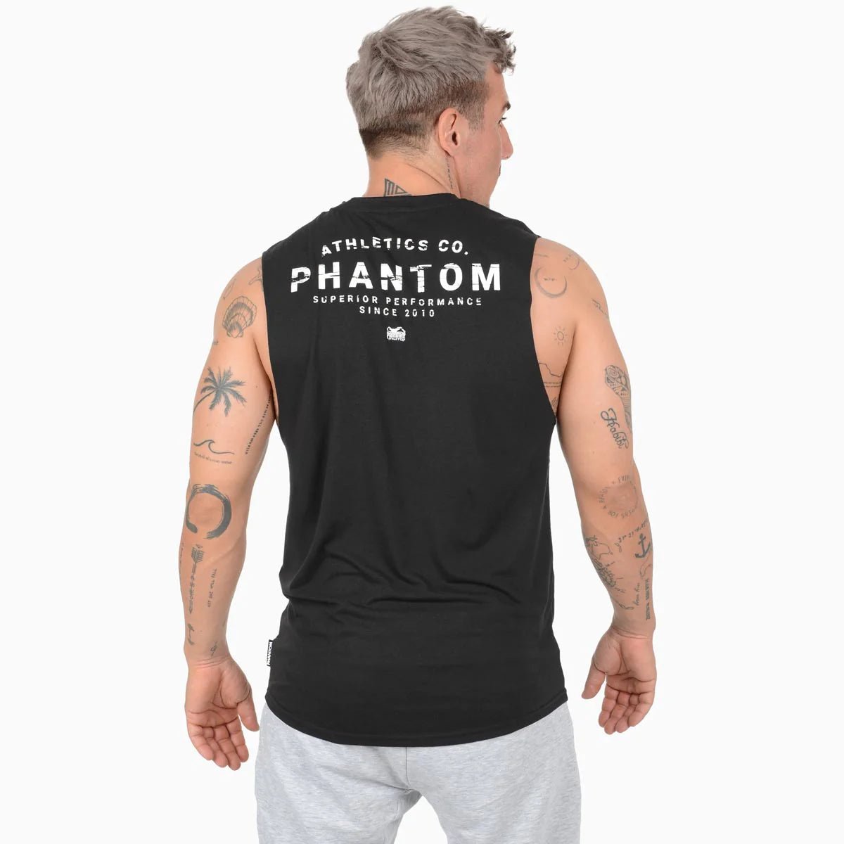 Vista trasera de la camiseta deportiva negra Superior con estampado gráfico.