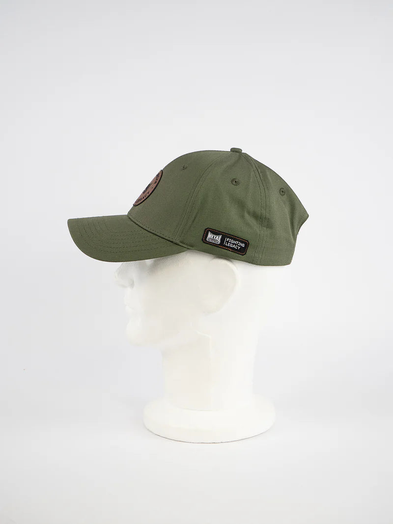 Vista laterale del cappellino sportivo Metal Boxe verde con patch laterale