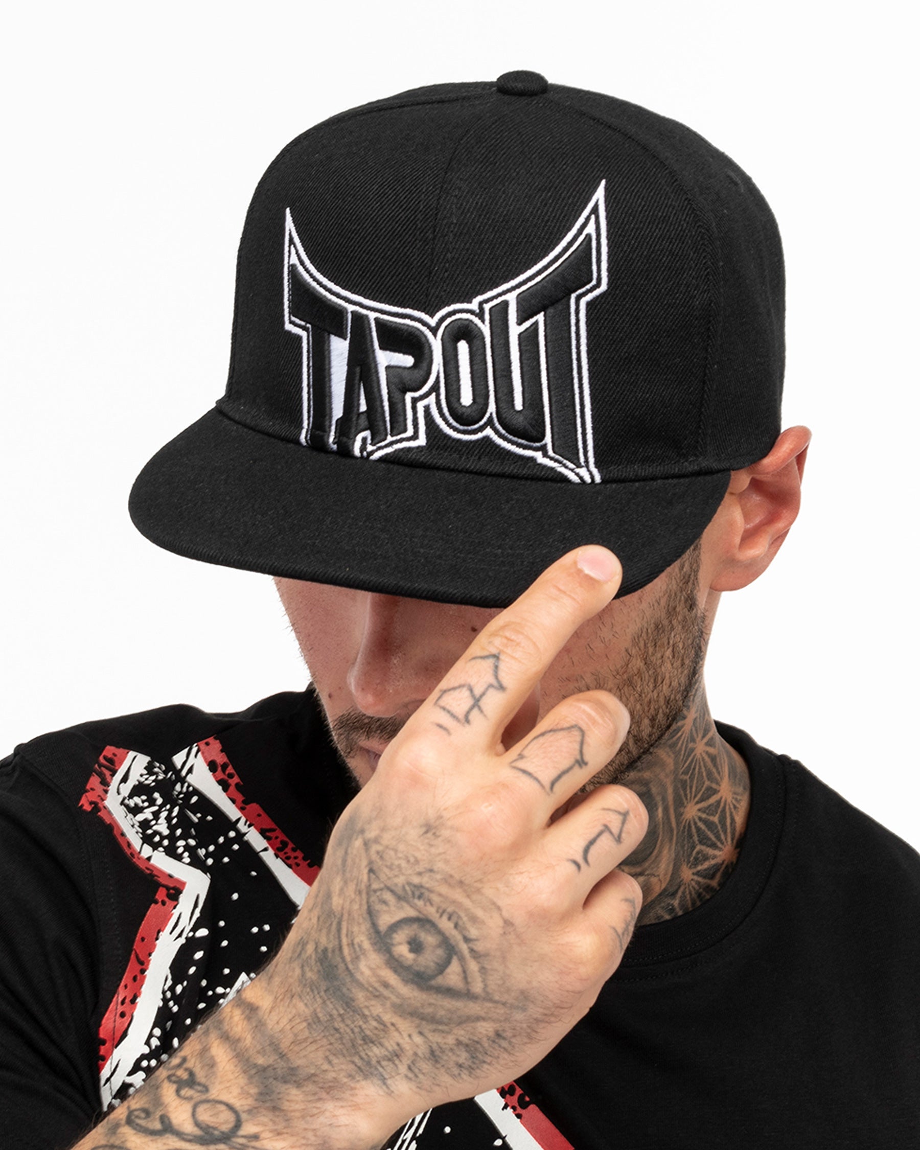 alt SEO img3: Černá čepice TapouT z Deadwood se sportovním logem