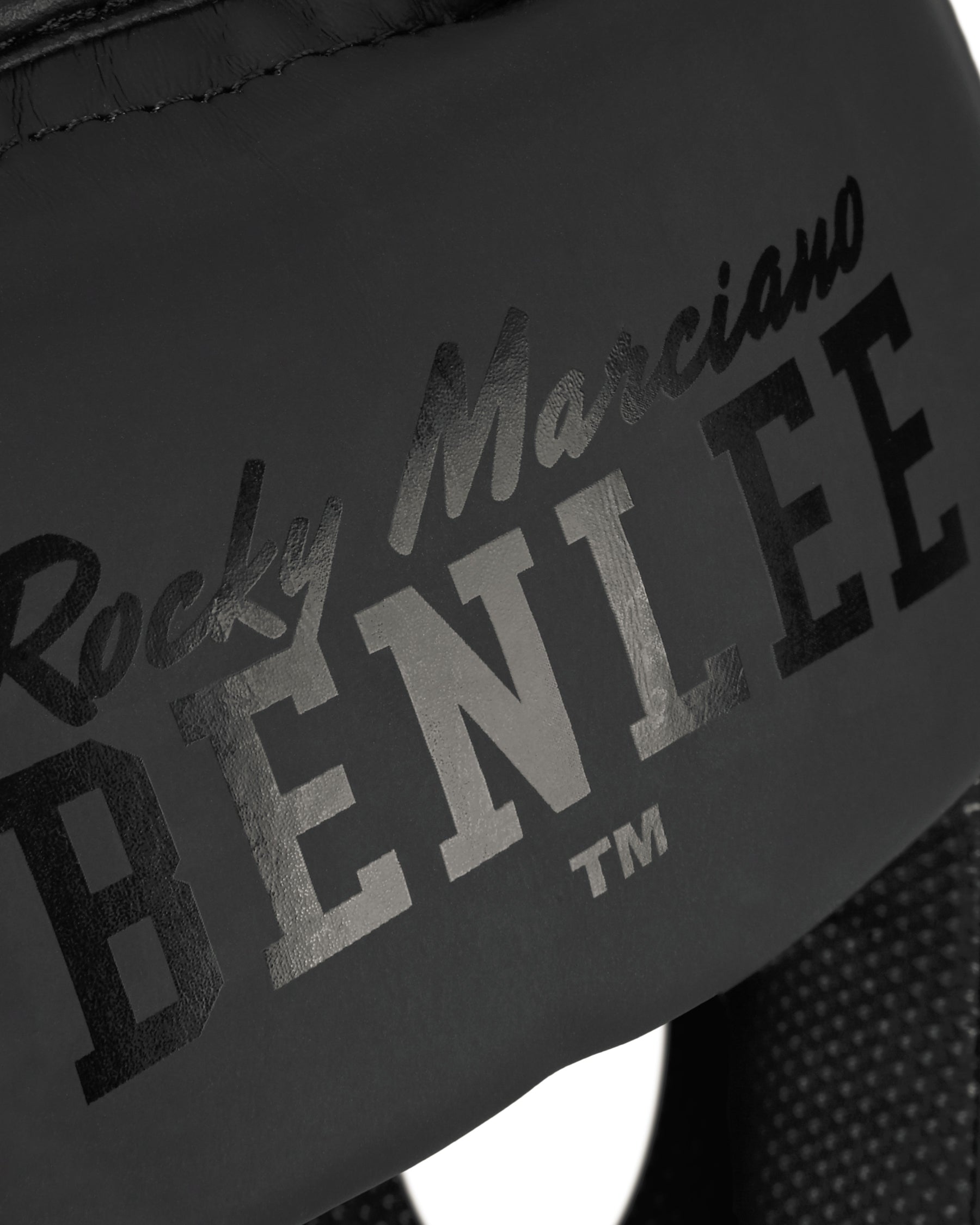 Boxerská helma BenLee Black Label Caesar, boxerský detail z černého mikrovlákna
