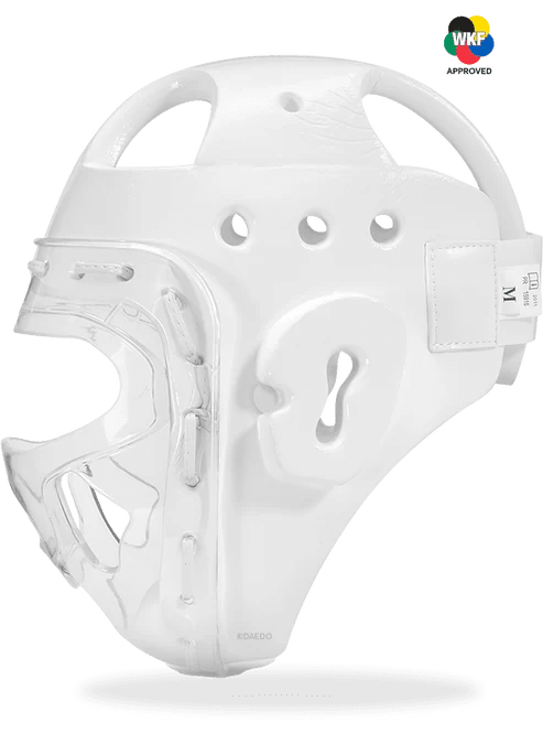 Detail van het door de World Karate Federation goedgekeurde logo op de Daedo-helm met vizier.