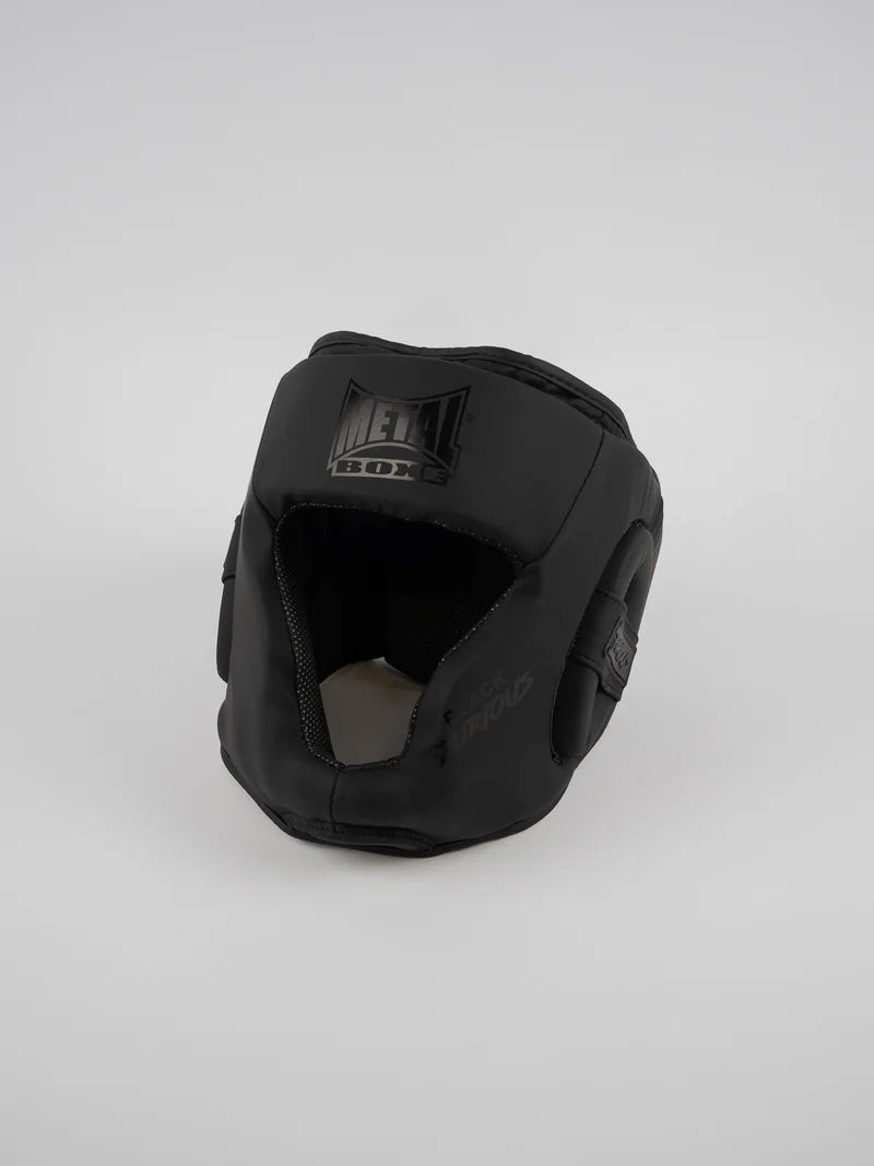 Vooraanzicht van de matzwarte Metal Boxe Black Furious-helm met wangbeschermers