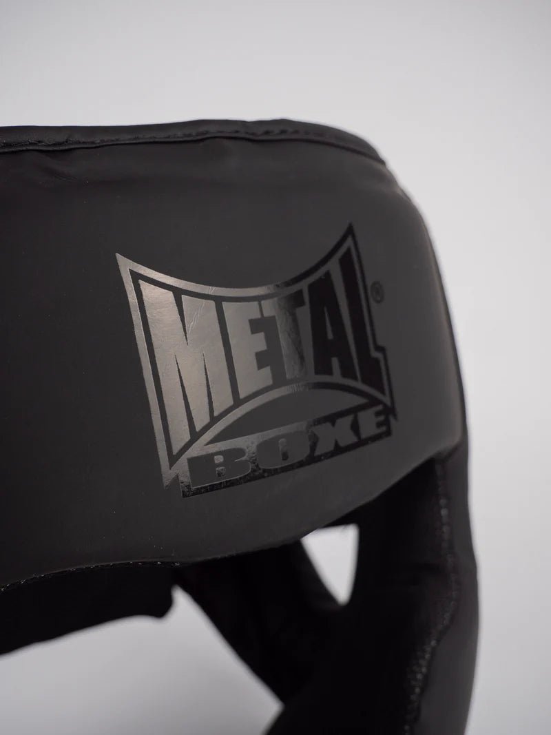 Close do logotipo da Metal Boxe impresso na carcaça do capacete preto Full Face "Black Light"