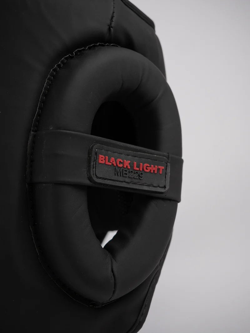 Detalhe em close da área reforçada da almofada auricular no capacete Metal Boxing Full Face preto fosco