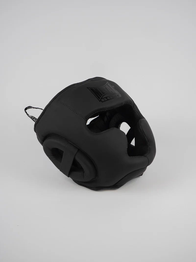 Vooraanzicht van de matzwarte Metal Boxing Full Face "Black Light" helm met geïntegreerde jukbeenbeschermers en kinbeschermer