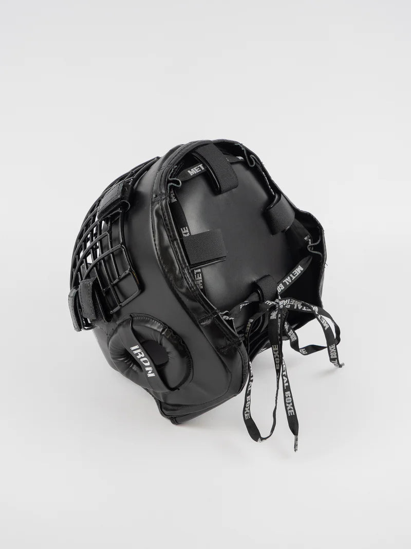 Vista posteriore del caschetto Metal Boxe con grata, dettaglio delle chiusure a velcro e lacci