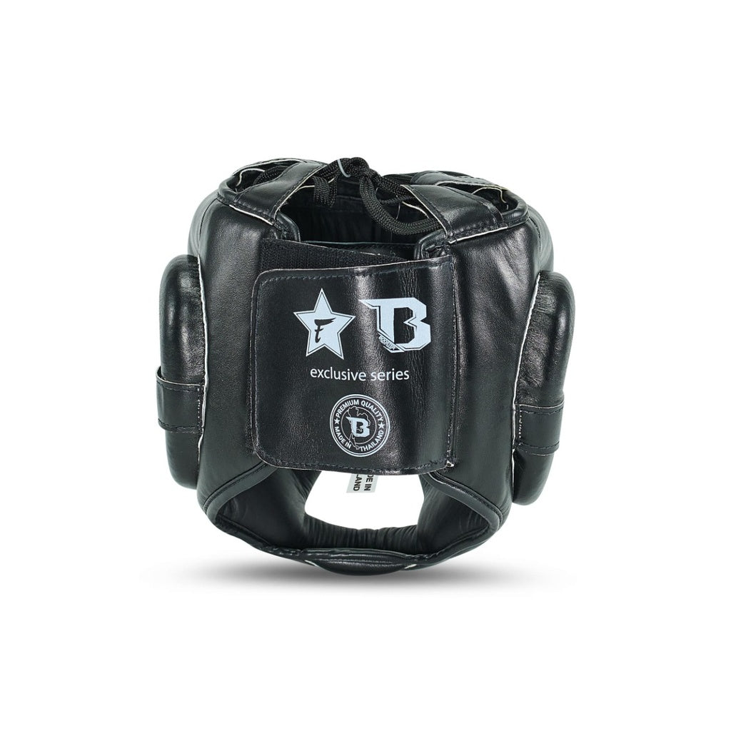 Dettaglio della chiusura posteriore in velcro e del sistema di lacci del casco FXB