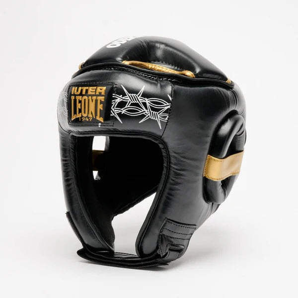 Capacete protetor de arame farpado LEONE x IUTER, preto e dourado, vista em perspectiva com gráficos de arame farpado