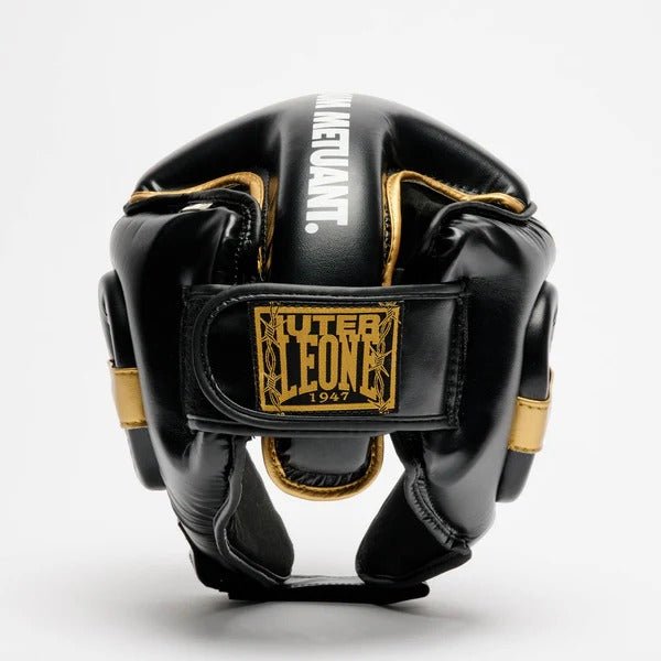 Detalhe traseiro do capacete LEONE x IUTER com fecho de velcro resistente e ajustável