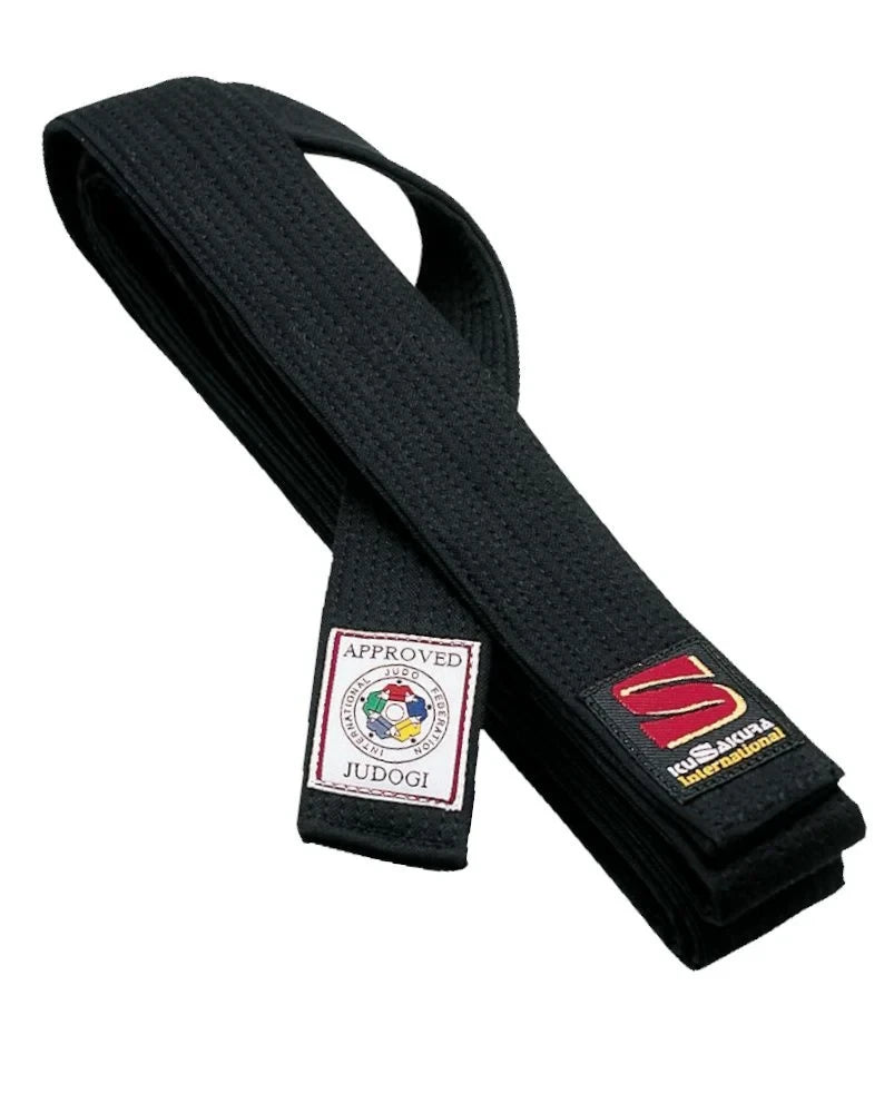 Dettaglio delle etichette KuSakura e IJF Approved sulla cintura nera da Judo