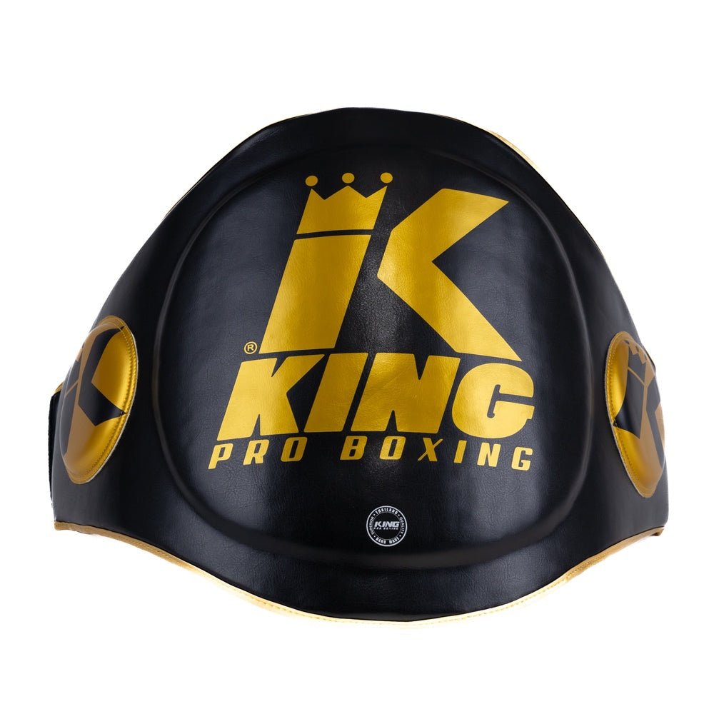 Cinturón de maestro King Pro Boxing en color negro y dorado con protección abdominal multicapa.