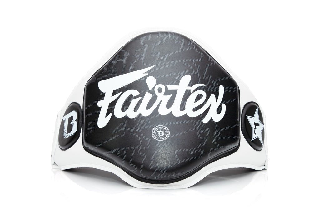 Weißer professioneller FXB Fairtex-Gürtel mit Fairtex- und Booster-Logos