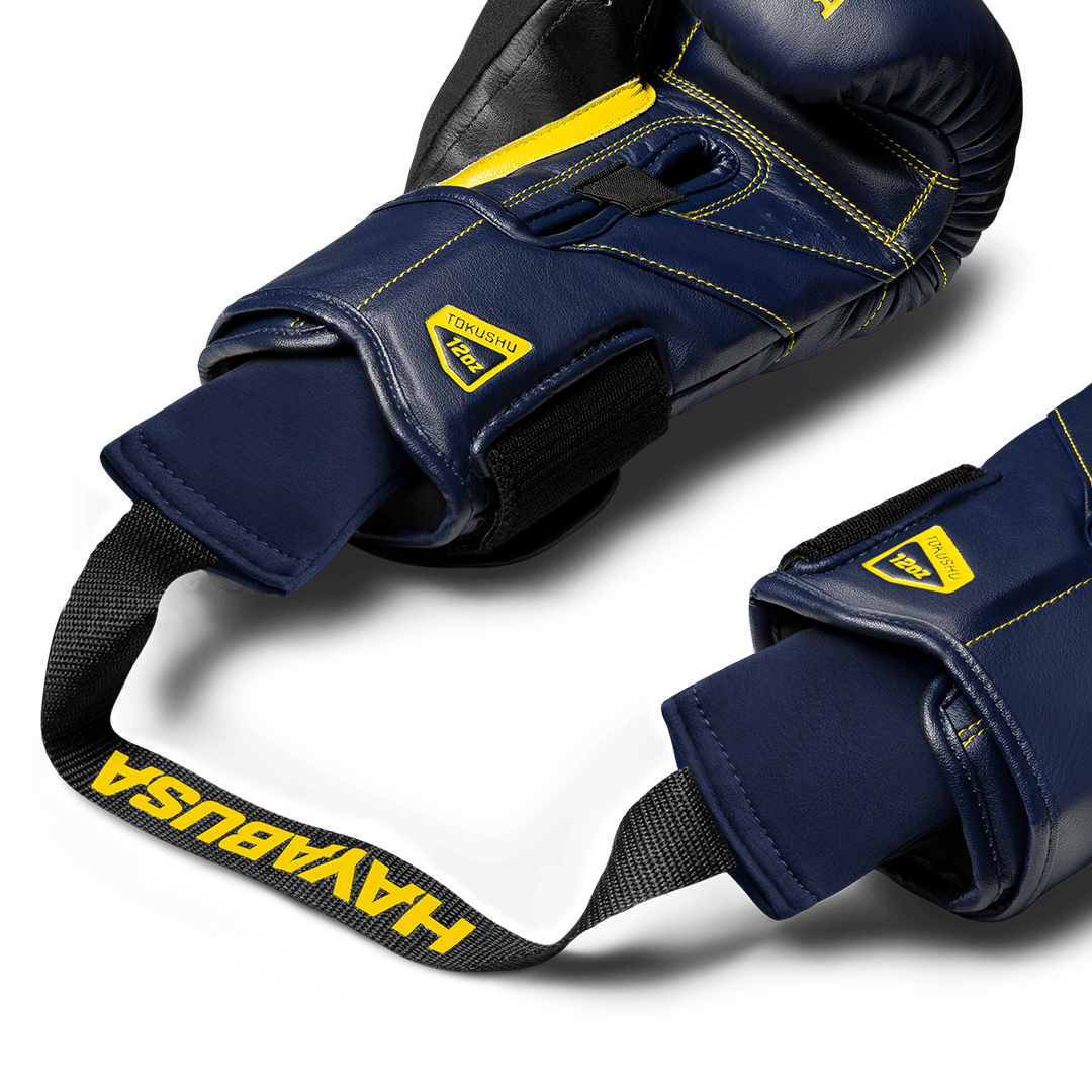 Desodorante de carvão vegetal de bambu azul Hayabusa colocado dentro de uma luva de boxe