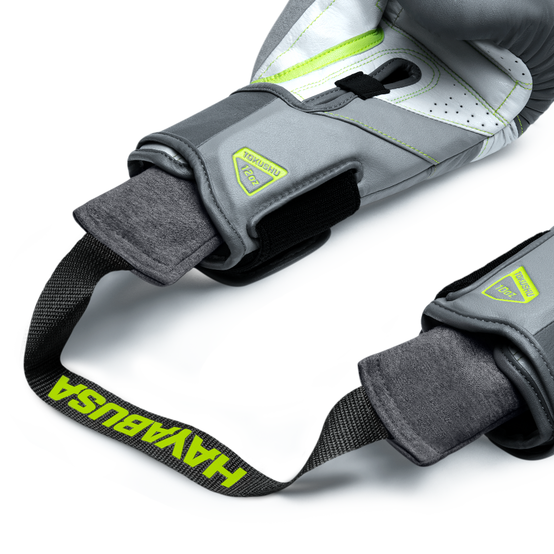 Deodorante Hayabusa grigio al carbone di bambù inserito all'interno di un guantone da boxe