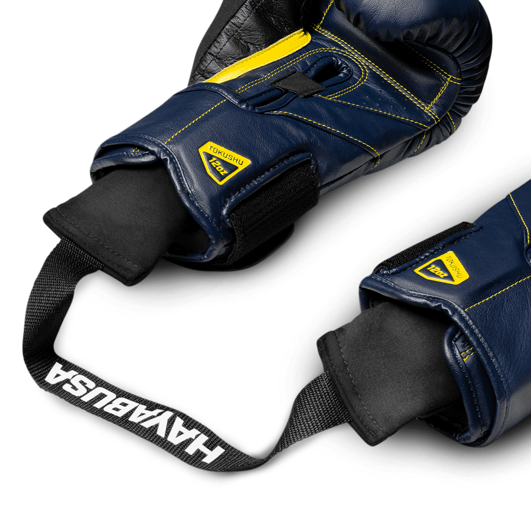 Desodorante de carvão vegetal de bambu preto Hayabusa colocado dentro de uma luva de boxe