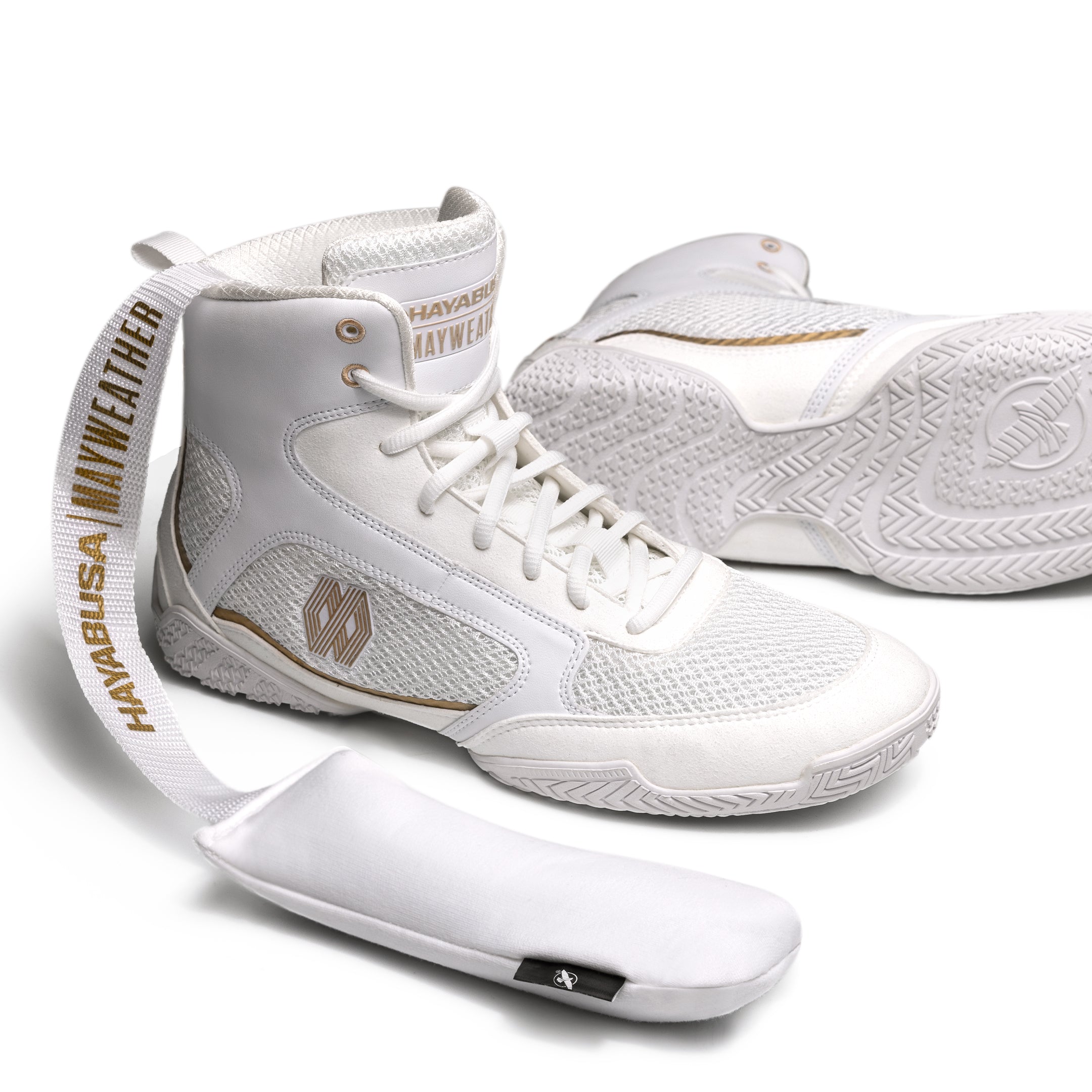 Deodorante al carbone di bambù Mayweather bianco e oro inserito all'interno di scarpe da boxe