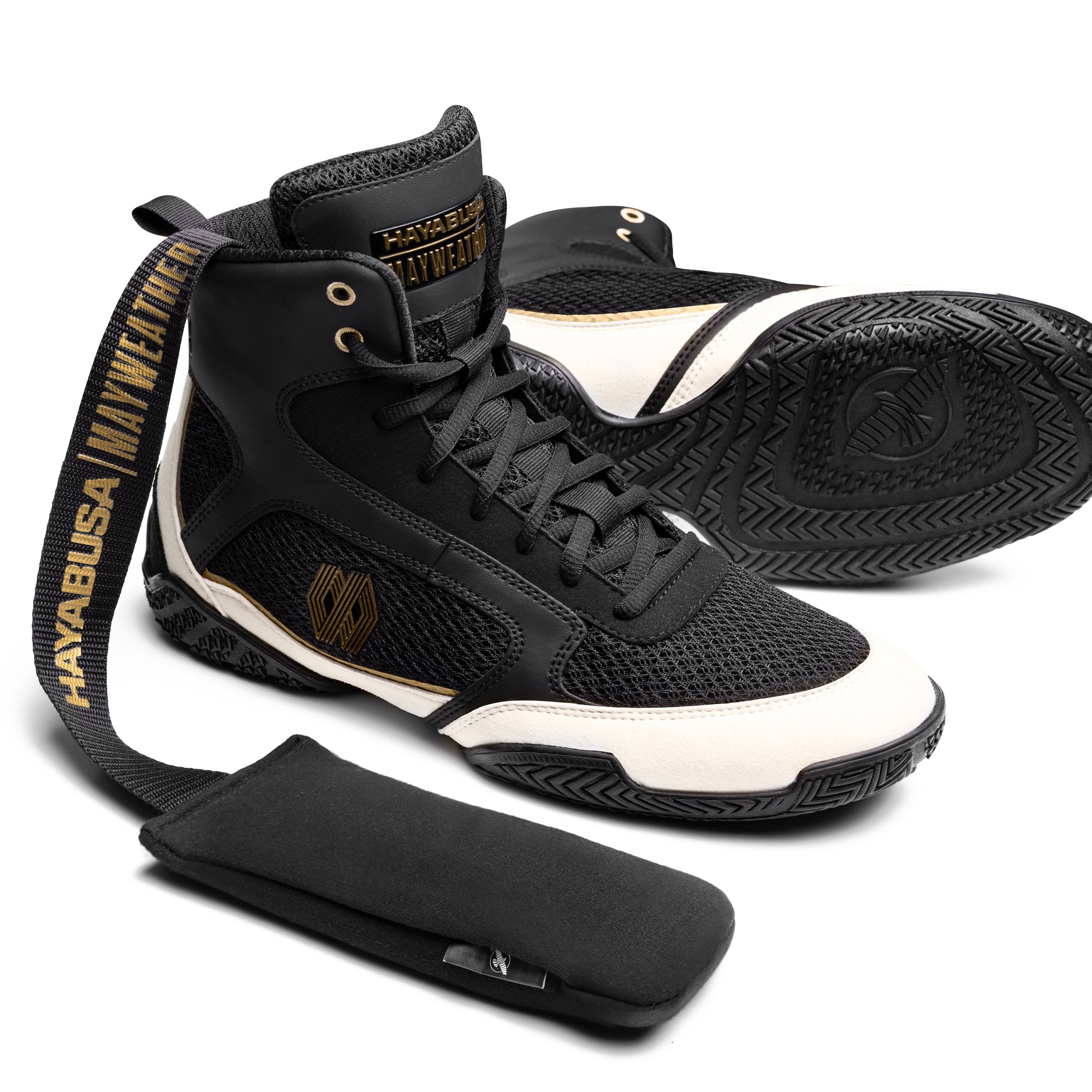 Deodorante al carbone di bambù Mayweather nero e oro inserito all'interno di scarpe da boxe