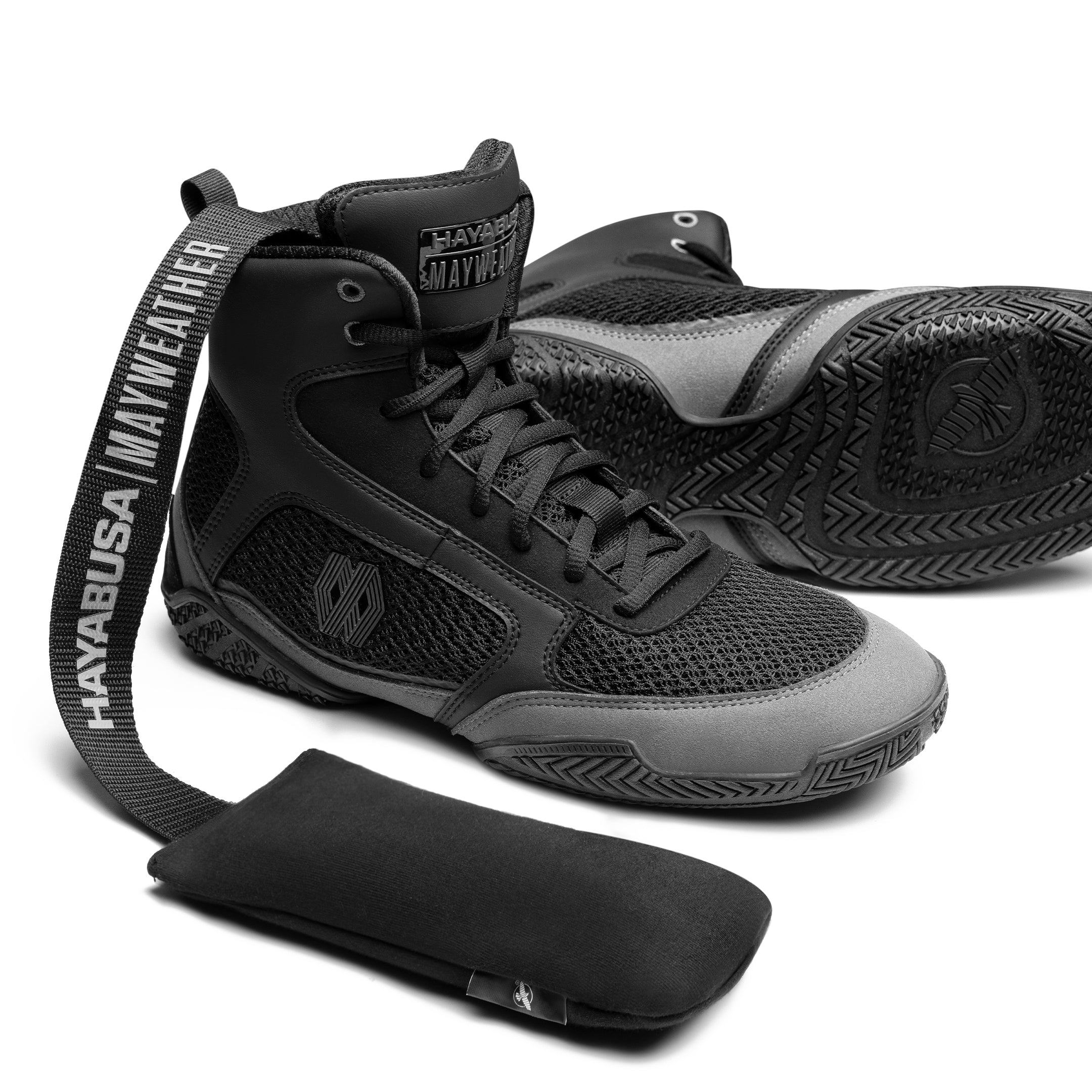 Deodorante al carbone di bambù Mayweather nero inserito all'interno di scarpe da boxe