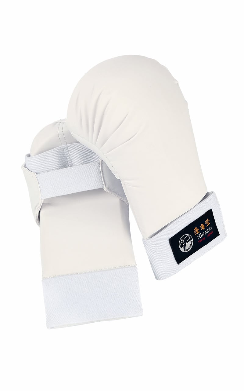 Dettaglio della chiusura a velcro antiscivolo dei guantini da karate bianchi Tokaido.