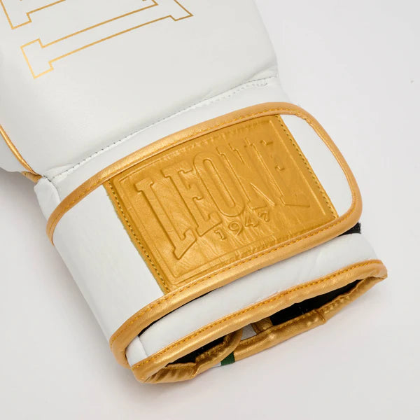 Particolare del logo dorato su fondo in pelle bianca del guantone DNA Premium