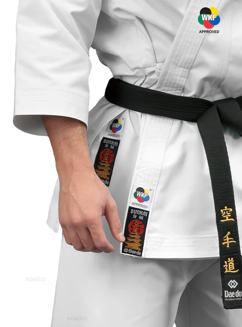 Dettaglio etichetta omologazione WKF Approved e logo Daedo ricamato su karategi da kata.