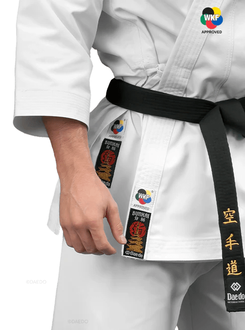Detail van WKF goedgekeurd goedkeuringslabel en Daedo-logo geborduurd op karategi.