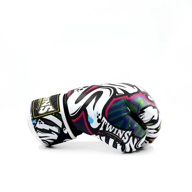 Chiusura a velcro sicura dei guantoni Twins Special professionali serie Graffiti.