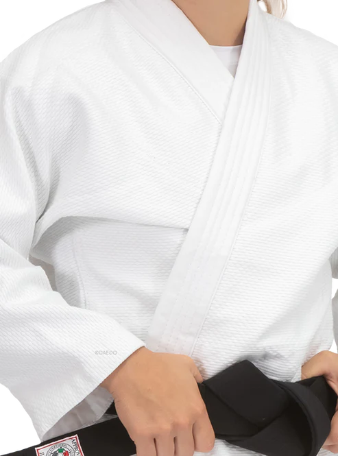 Tessuto tecnico 525 gsm del Judogi Daedo Gold ideale per allenamento e competizione.