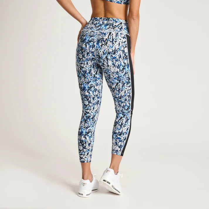 Detalhe em grande plano da trama técnica do tecido Cool Spandex elástico com padrão camuflado azul e branco