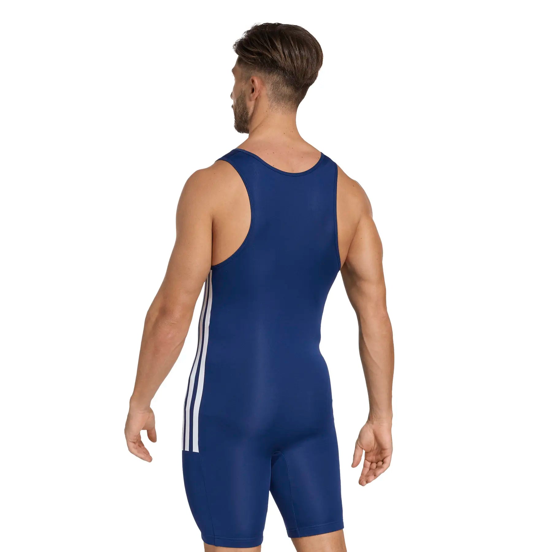 Dettaglio laterale della tuta adidas Powerlift con loghi e strisce dinamiche.