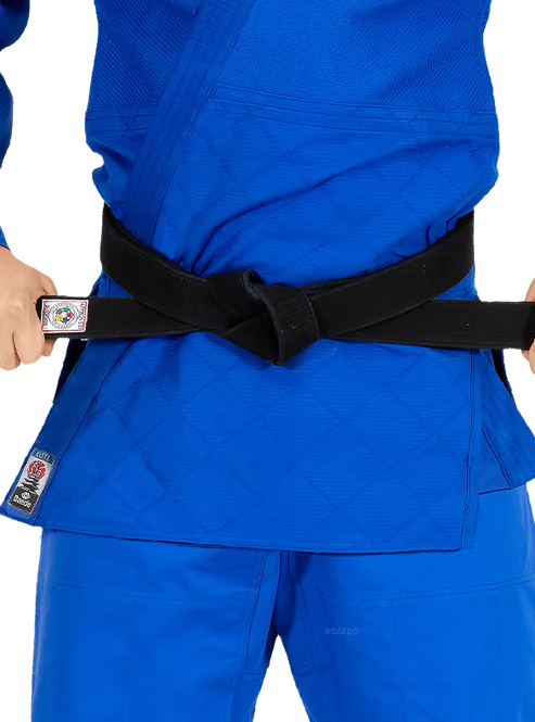 Detail van het Daedo-logo van de Judogi Elite jas, blauwe versie.