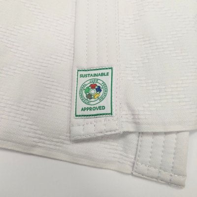 Dettaglio dell'etichetta ricamata Adidas e del tessuto a grana di riso del judogi J730