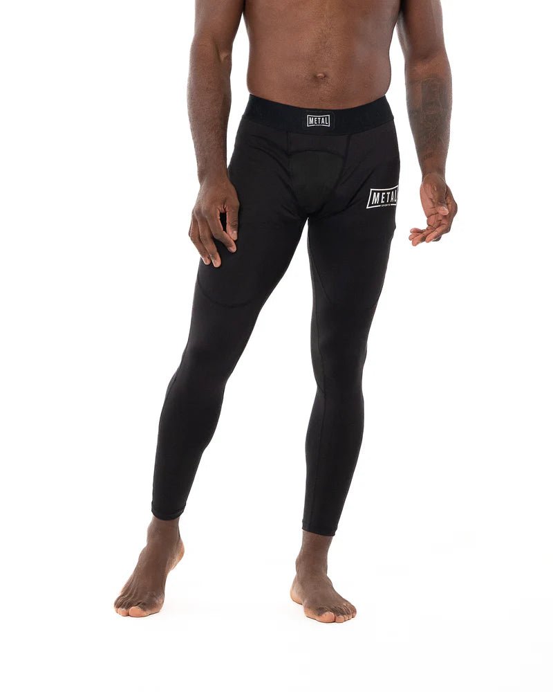 Vista frontal principal leggings de boxe de metal preto masculino usadas em pose ativa para MMA